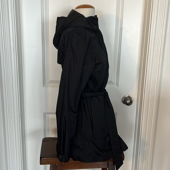 Women’s  Columbia Rain/Wind resistant jacket. - Picture 2 of 4